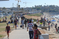  بالصور: توافد قوافل الحافلات من الضفة الغربية لقضاء اجازة العيد في مدينة يافا 